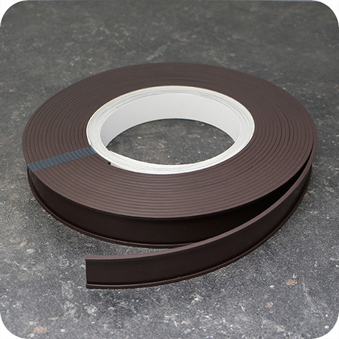 legatoria Porta etichette magnetico altezza 30mm In ROTOLO. Spessore 3mm. Il porta etichette include etichetta in carta e pellicola protettiva trasparente. Magnete isotropo.