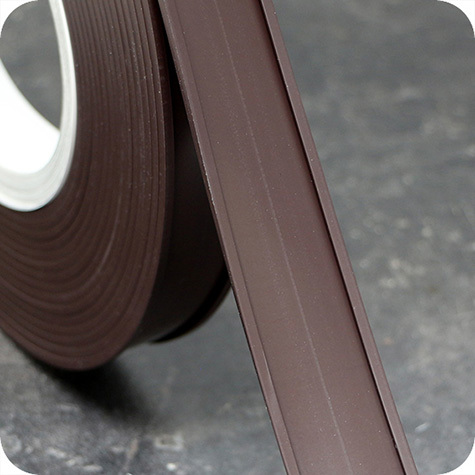 legatoria Porta etichette magnetico altezza 30mm In ROTOLO. Spessore 3mm. Il porta etichette include etichetta in carta e pellicola protettiva trasparente. Magnete isotropo.