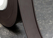 legatoria Porta etichette magnetico altezza 40mm In ROTOLO. Spessore 3mm. Il porta etichette include etichetta in carta e pellicola protettiva trasparente. Magnete isotropo LEG4255