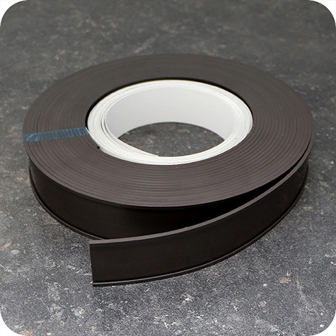 legatoria Porta etichette magnetico altezza 40mm In ROTOLO. Spessore 3mm. Il porta etichette include etichetta in carta e pellicola protettiva trasparente. Magnete isotropo.