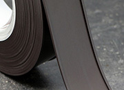 legatoria Porta etichette magnetico altezza 50mm In ROTOLO. Spessore 3mm. Il porta etichette include etichetta in carta e pellicola protettiva trasparente. Magnete isotropo LEG4256