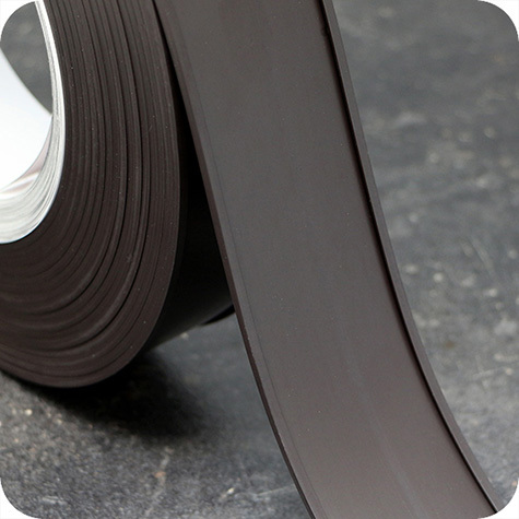 legatoria Porta etichette magnetico altezza 50mm In ROTOLO. Spessore 3mm. Il porta etichette include etichetta in carta e pellicola protettiva trasparente. Magnete isotropo.