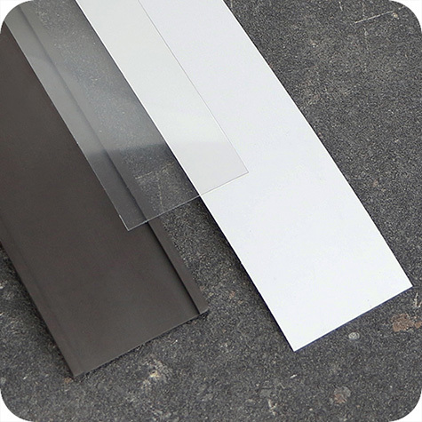 legatoria Porta etichette magnetico altezza 50mm In ROTOLO. Spessore 3mm. Il porta etichette include etichetta in carta e pellicola protettiva trasparente. Magnete isotropo.