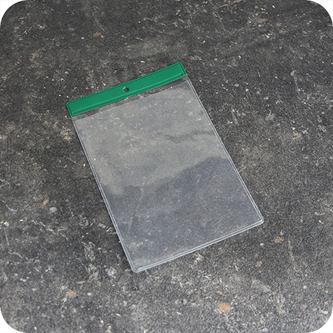 legatoria Busta a U. foro 105x148mm(A6) VERDE, con lato sporgente e con foro da 5mm per l�appensione, in PVC morbido da 140 micron, aperta sul lato corto. Contiene fogli formato A6 (10,5x14,85cm). Formato esterno (115x157mm).