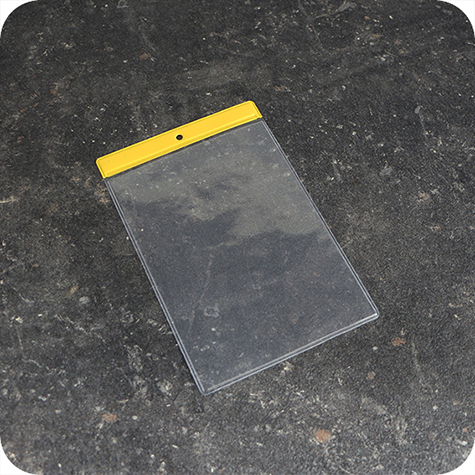 legatoria Busta a U. foro 105x148mm(A6) GIALLO, con lato sporgente e con foro da 5mm per lappensione, in PVC morbido da 140 micron, aperta sul lato corto. Contiene fogli formato A6 (10,5x14,85cm). Formato esterno (115x157mm).