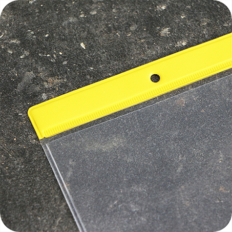 legatoria Busta a U. foro 105x148mm(A6) GIALLO, con lato sporgente e con foro da 5mm per lappensione, in PVC morbido da 140 micron, aperta sul lato corto. Contiene fogli formato A6 (10,5x14,85cm). Formato esterno (115x157mm).