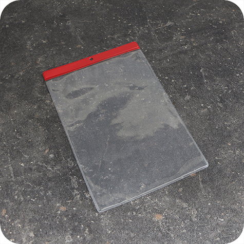 legatoria Busta APPENDIBILE 148x210mm(A5). ROSSO ROSSO, con lato sporgente e con foro da 5mm per lappensione, in PVC morbido da 140 micron, aperta sul lato corto. Contiene fogli formato A5 (15x21cm). Formato esterno 157x228mm. Senza patella di chiusura.