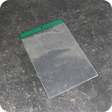 legatoria Busta APPENDIBILE 148x210mm(A5). VERDE VERDE, con lato sporgente e con foro da 5mm per lappensione, in PVC morbido da 140 micron, aperta sul lato corto. Contiene fogli formato A5 (15x21cm). Formato esterno 157x228mm. Senza patella di chiusura.