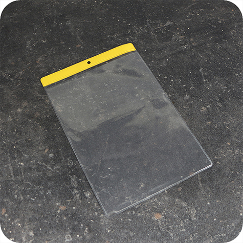 legatoria Busta APPENDIBILE 148x210mm(A5). GIALLO GIALLO, con lato sporgente e con foro da 5mm per lappensione, in PVC morbido da 140 micron, aperta sul lato corto. Contiene fogli formato A5 (15x21cm). Formato esterno 157x228mm. Senza patella di chiusura.