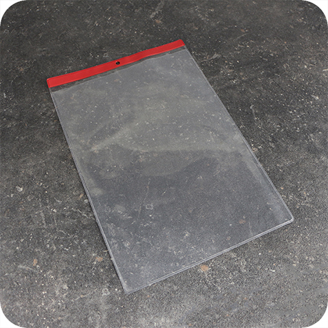 legatoria Busta a U. foro 210x297mm(A4) ROSSO, con lato sporgente e con foro da 5mm per lappensione, in PVC morbido da 140 micron, aperta sul lato corto. Contiene fogli formato A4 (21x30cm). Formato esterno 220x340mm. Senza patella di chiusura.