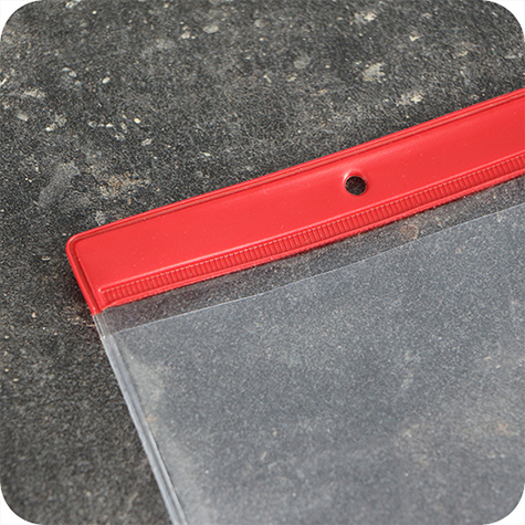 legatoria Busta a U. foro 210x297mm(A4) ROSSO, con lato sporgente e con foro da 5mm per lappensione, in PVC morbido da 140 micron, aperta sul lato corto. Contiene fogli formato A4 (21x30cm). Formato esterno 220x340mm. Senza patella di chiusura.