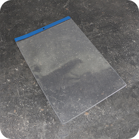 legatoria Busta a U. ConForo 210x297mm(A4) BLU, con lato sporgente e con foro da 5mm per lappensione, in PVC morbido da 140 micron, aperta sul lato corto. Contiene fogli formato A4 (21x30cm). Formato esterno 220x340mm. Senza patella di chiusura.