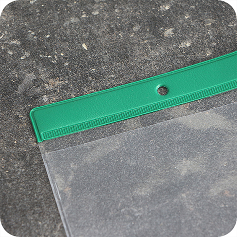 legatoria Busta a U. foro 210x297mm(A4) VERDE, con lato sporgente e con foro da 5mm per lappensione, in PVC morbido da 140 micron, aperta sul lato corto. Contiene fogli formato A4 (21x30cm). Formato esterno 220x340mm. Senza patella di chiusura.