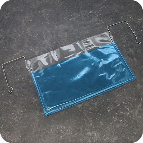 legatoria Busta rinforzata. A5 lato lungo BLU TRASPARENTE, con rinforzi metallici, senza pattella di chiusura, aperta sul lato corto, in PVC flessibile 140 micron, per inserire fogli formato A5 (148x210cm).