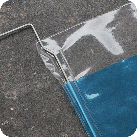 legatoria Busta rinforzata. A5 lato lungo BLU TRASPARENTE, con rinforzi metallici, senza pattella di chiusura, aperta sul lato corto, in PVC flessibile 140 micron, per inserire fogli formato A5 (148x210cm).