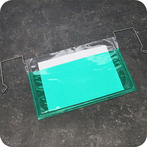 legatoria Busta rinforzata. A5 lato lungo VERDE TRASPARENTE, con rinforzi metallici, senza pattella di chiusura, aperta sul lato corto, in PVC flessibile 140 micron, per inserire fogli formato A5 (148x210cm).