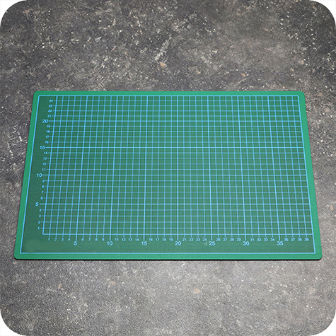 legatoria Piano lavoro cutter, ANTITAGLIO, 45x30cm Tappetino a 5 strati, antitaglio a doppia faccia. Qualit professionale extra durevole. Spessore 2,5 mm. Superficie autoriparante, antiscivolo, antiriflesso. Fronte verde con griglia graduata, retro nero. Utilizzabile anche come tappetino per mouse. .