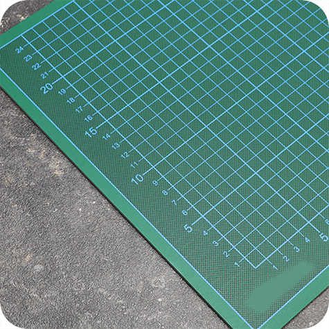 legatoria Piano lavoro cutter, ANTITAGLIO, 45x30cm Tappetino a 5 strati, antitaglio a doppia faccia. Qualit professionale extra durevole. Spessore 2,5 mm. Superficie autoriparante, antiscivolo, antiriflesso. Fronte verde con griglia graduata, retro nero. Utilizzabile anche come tappetino per mouse. .