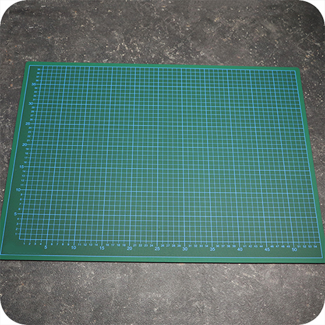 legatoria Piano lavoro cutter, ANTITAGLIO, 60x45cm Tappetino a 5 strati, antitaglio a doppia faccia. Qualit professionale extra durevole. Spessore 2,5 mm. Superficie autoriparante, antiscivolo, antiriflesso. Fronte verde con griglia graduata, retro nero. Utilizzabile anche come tappetino per mouse. .