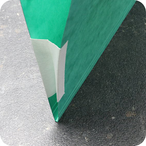 legatoria Soffietto autoadesivo interno prepiegato 60x20mm  Materiale telato. Perfette per una facile produzione di cartelline e buste con capienza variabile. La parte adesiva si applica sulla superficie interna della cartellina.