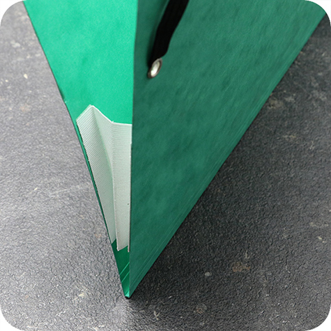 legatoria Soffietto autoadesivo esterno prepiegato 310x20mm  Materiale telato. Perfette per una facile produzione di cartelline e buste con capienza variabile. La parte adesiva si applica sulla superficie esterna della cartellina.