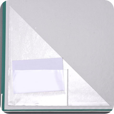 legatoria Tasca triangolare autoadesiva con portabiglietti, 170x170mm Corner pocket. Busta triangolare isoscele adesiva in vinile trasparente (colla acrilica trasparente) da applicare sul lato sinistro, con bustina portabiglietti da visita 100x60mm aperta solo in alto.
