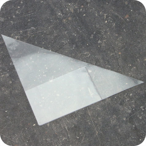 legatoria Tasca triangolare autoadesiva con portabiglietti, 170x170mm Corner pocket. Busta triangolare isoscele adesiva in vinile trasparente (colla acrilica trasparente) da applicare sul lato sinistro, con bustina portabiglietti da visita 100x60mm aperta solo in alto.