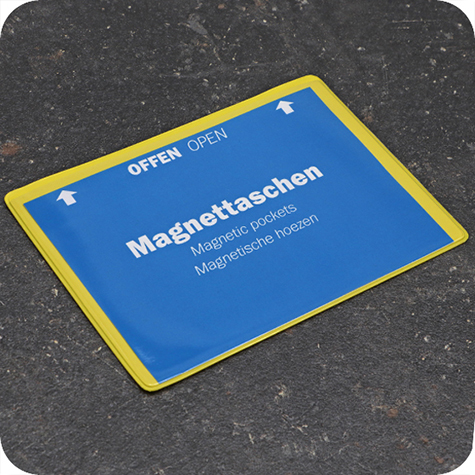 legatoria Busta con magneti, 165x115mm GIALLA. Dimensione busta 165x115mm. Dimensione massima foglio 148x105mm. Con strip magnetico 150x20mm. Apertura sul lato lungo. Foglio superiore In PVC da 200micron. Foglio inferiore in PVC da 300micron.