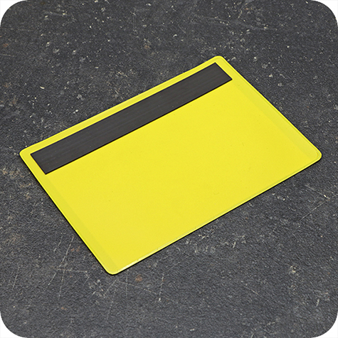 legatoria Busta con magneti, 165x115mm GIALLA. Dimensione busta 165x115mm. Dimensione massima foglio 148x105mm. Con strip magnetico 150x20mm. Apertura sul lato lungo. Foglio superiore In PVC da 200micron. Foglio inferiore in PVC da 300micron.