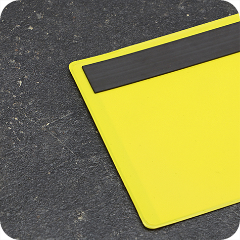 legatoria Busta con magneti, 165x115mm GIALLA. Dimensione busta 165x115mm. Dimensione massima foglio 148x105mm. Con strip magnetico 150x20mm. Apertura sul lato lungo. Foglio superiore In PVC da 200micron. Foglio inferiore in PVC da 300micron.
