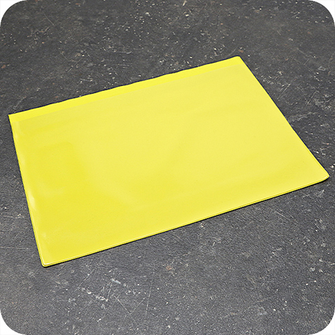 legatoria Busta magnetica, A4. Aperta sul lato lungo GIALLA. 315x217-234mm. Con striscia magnetica posteriore 300x30mm. Lato superiore In PVC trasparente morbido da 200 micron. Lato inferiore in PVC verdeda 300 micron.