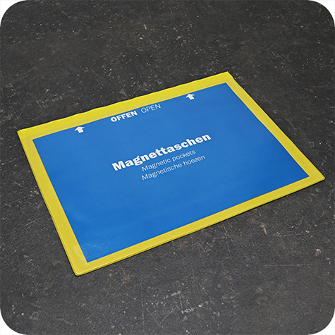 legatoria Busta magnetica, A4. Aperta sul lato lungo GIALLA. 315x217-234mm. Con striscia magnetica posteriore 300x30mm. Lato superiore In PVC trasparente morbido da 200 micron. Lato inferiore in PVC verdeda 300 micron.
