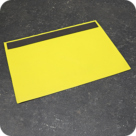 legatoria Busta magnetica, A4. Aperta sul lato lungo GIALLA. 315x217-234mm. Con striscia magnetica posteriore 300x30mm. Lato superiore In PVC trasparente morbido da 200 micron. Lato inferiore in PVC verdeda 300 micron.