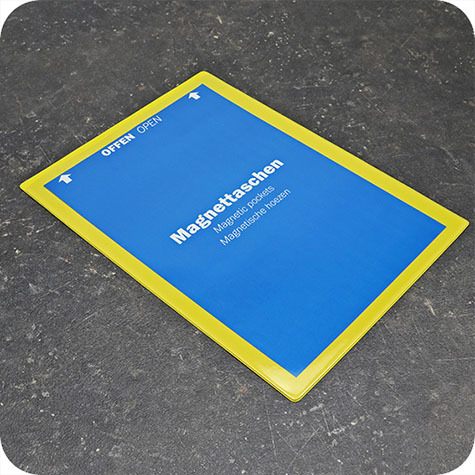 legatoria Busta magnetica, A4, .Aperta sul lato corto GIALLO. 315x217mm. Con striscia magnetica 220x30mm. Lato superiore In PVC trasparente morbido da 200 micron. Lato inferiore in PVC verde da 300 micron.