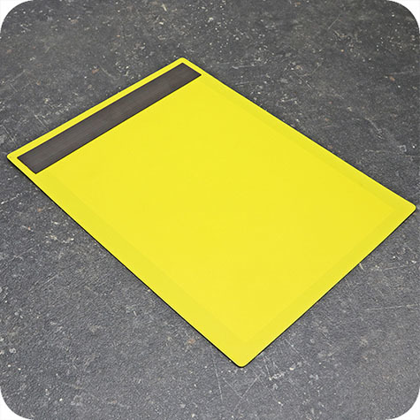 legatoria Busta magnetica, A4, .Aperta sul lato corto GIALLO. 315x217mm. Con striscia magnetica 220x30mm. Lato superiore In PVC trasparente morbido da 200 micron. Lato inferiore in PVC verde da 300 micron.