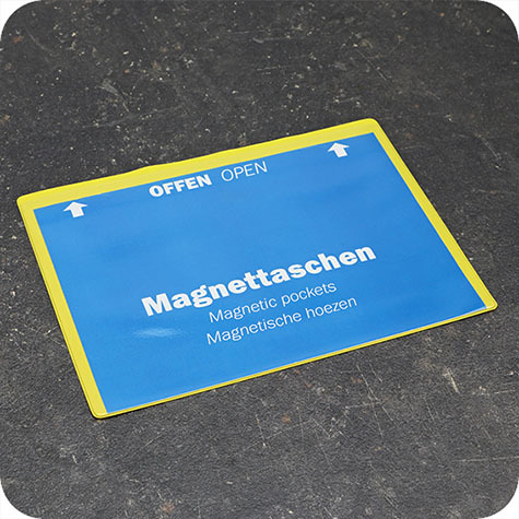 legatoria Busta con magnete, 222x189mm GIALLA. Dimensione busta 222x189mm. Dimensione massima foglio 210x148mm. Con strip magnetico 205x20mm. Apertura sul lato lungo. Foglio superiore In PVC morbido da 200micron. Foglio inferiore in PVC rigido da 300micron.