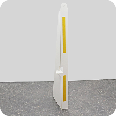 legatoria Piedinoposteriorereggicartello A2 (210 x 570 mm) BIANCO, in cartone spesso 2mm, con strip autoadesivo. Per realizzare cartelli da banco e da vetrina.