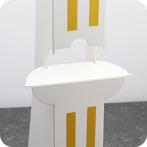 legatoria Piedino DOPPIO,�posteriore�A2 (210x570mm) BIANCO. Ideale per realizzare cartelli espositivi da banco. Cartone spesso 2mm, con doppio strip autoadesivo .