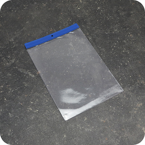 legatoria Busta APPENDIBILE 148x210mm(A5). BLU BLU, con lato sporgente e con foro da 5mm per lappensione, in PVC morbido da 140 micron, aperta sul lato corto. Contiene fogli formato A5 (15x21cm). Formato esterno 157x228mm. Senza patella di chiusura.