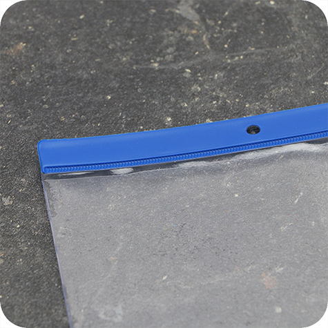 legatoria Busta APPENDIBILE 148x210mm(A5). BLU BLU, con lato sporgente e con foro da 5mm per lappensione, in PVC morbido da 140 micron, aperta sul lato corto. Contiene fogli formato A5 (15x21cm). Formato esterno 157x228mm. Senza patella di chiusura.