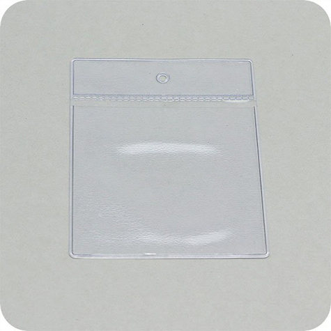 legatoria Busta U. foro. 60x60mm TRASPARENTE, con lato sporgete e con foro da 5mm per lappensione, in PCV morbido da 140 micron, aperta sul lato corto. Formato esterno 69x70mm. Senza patella di chiusura.