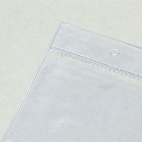 legatoria Busta U. foro. 60x60mm TRASPARENTE, con lato sporgete e con foro da 5mm per lappensione, in PCV morbido da 140 micron, aperta sul lato corto. Formato esterno 69x70mm. Senza patella di chiusura.