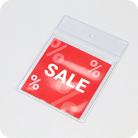 legatoria Busta U. foro. 60x60mm TRASPARENTE, con lato sporgete e con foro da 5mm per lappensione, in PCV morbido da 140 micron, aperta sul lato corto. Formato esterno 69x70mm. Senza patella di chiusura.