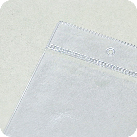 legatoria Busta U. foro. 60x120mm TRASPARENTE, con lato sporgente e con foro da 5mm per l�appensione, in PCV morbido da 140 micron, aperta sul lato corto. Formato esterno 69x130mm. Senza patella di chiusura.