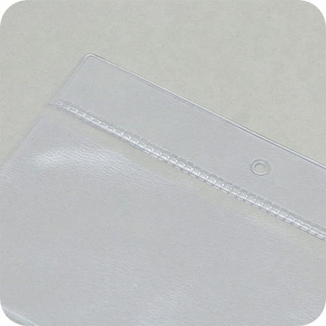 legatoria Busta U. foro. 105x50mm TRASPARENTE, con lato sporgente e con foro da 5mm per lappensione, in PCV morbido da 140 micron, aperta sul lato corto. Formato esterno 114x60mm. Senza patella di chiusura.