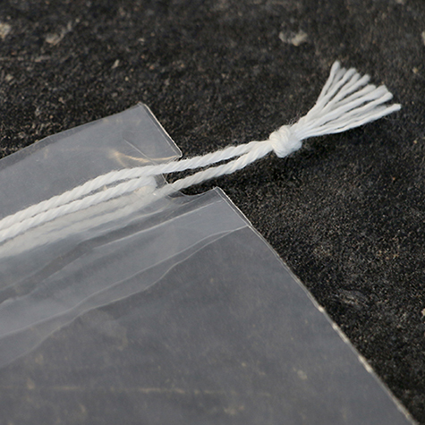 legatoria Sacchetto chiusura a laccio. 100x120mm TRASPARENTE, in polietilene da 50 micron, aperto sul lato corto.