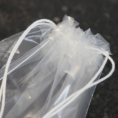 legatoria Sacchetto chiusura a laccio. 100x120mm TRASPARENTE, in polietilene da 50 micron, aperto sul lato corto.