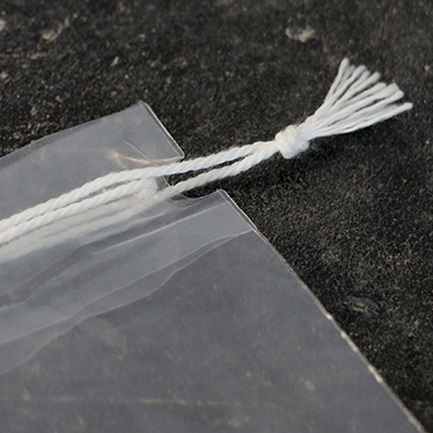 legatoria Sacchetto chiusura a laccio, 250x320mm TRASPARENTE, in polietilene da 50 micron, aperto sul lato corto.