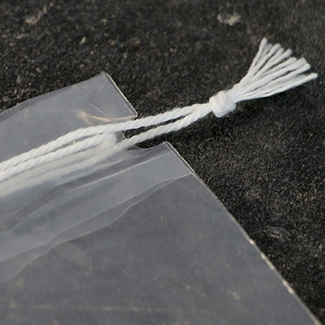 legatoria Sacchetto chiusura a laccio. 300x470mm TRASPARENTE, in polietilene da 50 micron, aperto sul lato corto.