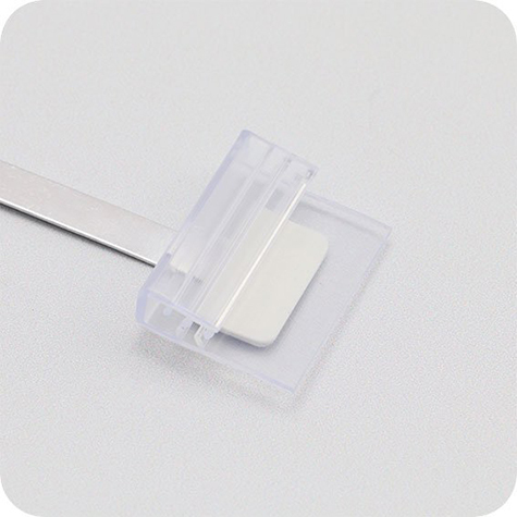 legatoria Supporto per cartelli Wobbler, 75x5-15mm ALLUMINIO pieghevole. Con una estremit autoadesiva in schiuma di polietilene e supporto laterale per binario scanner nell'altra estremit.